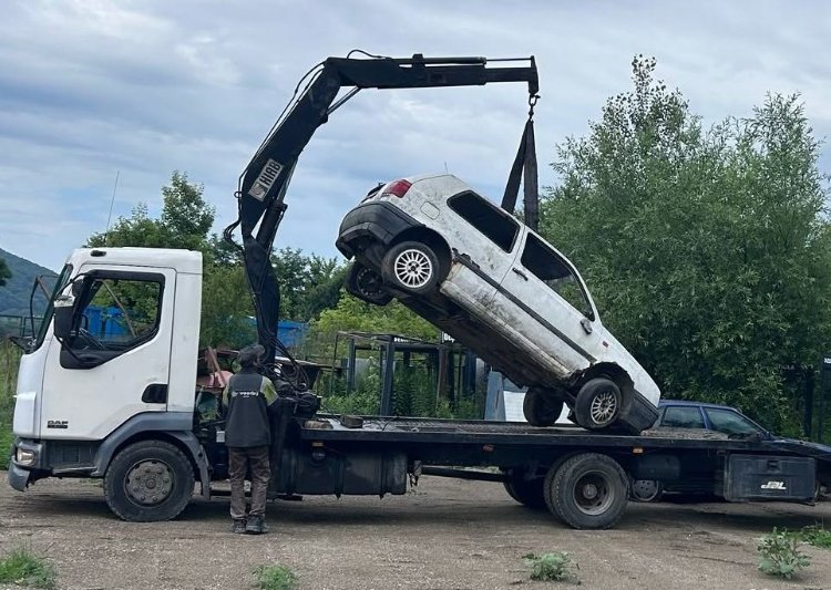 Dejul scapă de mașinile abandonate pe străzi. Primăria a început procedura de ridicare a acestora
