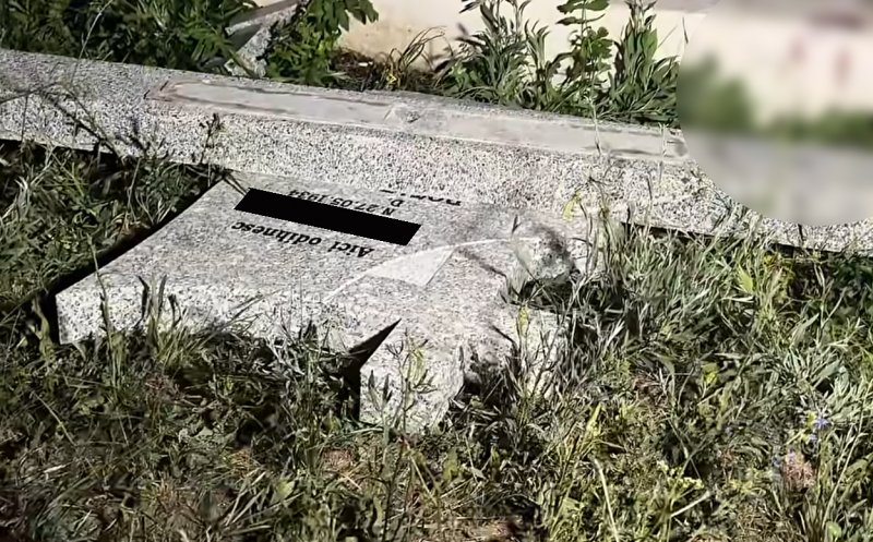IMAGINI cu crucea funerară care a ucis un copil de 12 ani într-un cimitir din Cluj / Ce spun localnicii despre improvizațiile de acest fel