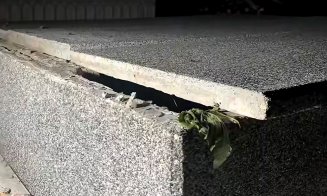 IMAGINI cu monumentul funerar care a ucis un copil de 12 ani / Ce spun localnicii despre crucile de acest fel din cimitir