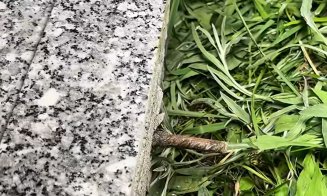 IMAGINI cu monumentul funerar care a ucis un copil de 12 ani / Ce spun localnicii despre crucile de acest fel din cimitir
