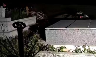 IMAGINI cu monumentul funerar care a ucis un copil de 12 ani / Ce spun localnicii despre crucile de acest fel din cimitir