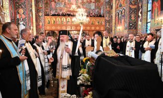 Sicriul cu trupul neînsuflețit al părintelui Alexandru Ghenț a fost purtat în jurul bisericii. Înhumat în pridvorul așezământului monahal din Feleacu