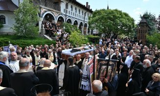 Sicriul cu trupul neînsuflețit al părintelui Alexandru Ghenț, purtat în jurul bisericii. Înhumat în pridvorul așezământului monahal din Feleacu