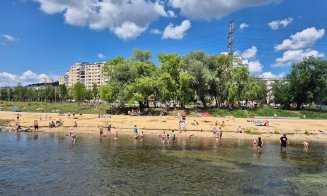 Plaja urbană din Cluj-Napoca, între răcorire GRATIS și pericol / Oamenii se întreabă cine verifică apa din Someș, pe care curg constant gunoaie din Florești