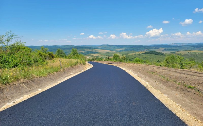 Asfalt „ca în palmă” pe un nou drum județean din Cluj. Este perfect pentru a merge la Festivalul Plăcintelor