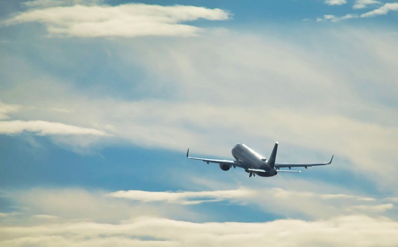 Schimbare importantă la o companie aeriană, cu zboruri și pe Aeroportul Cluj: părinții nu mai plătesc să stea lângă copii