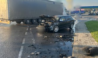 O mașină a luat foc în urma unui accident în județul Cluj. Ce s-a întâmplat cu pasagerii