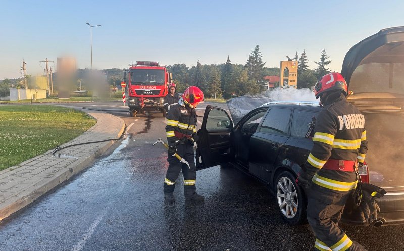 O mașină a luat foc în urma unui accident în județul Cluj. Ce s-a întâmplat cu pasagerii
