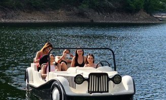 ”Trafic intens” pe Tarnița / Automobilele RETRO fac senzație pe lac