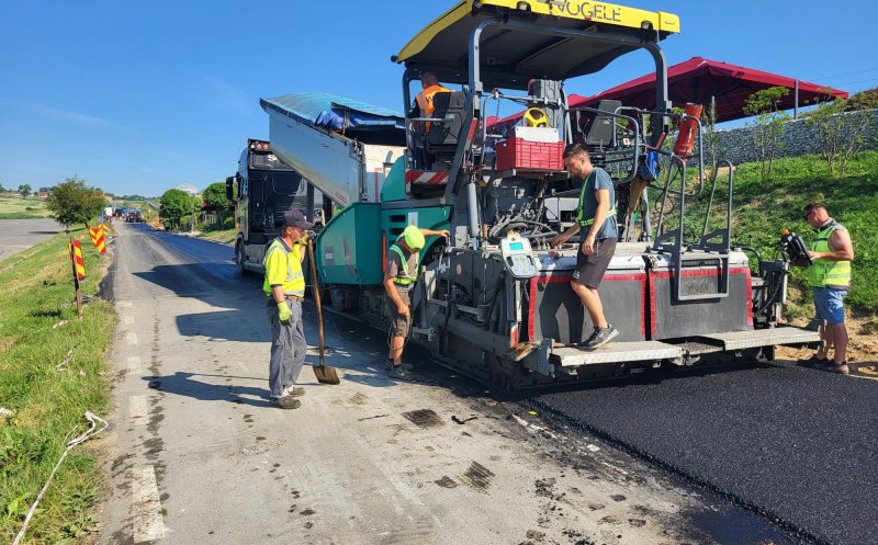 Se repară un nou drum județean din Cluj. Se toarnă și asfalt