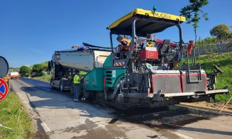 Se repară un nou drum județean din Cluj. Se toarnă și asfalt