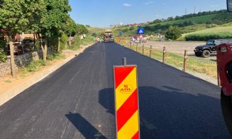 Se repară un nou drum județean din Cluj. Se toarnă și asfalt