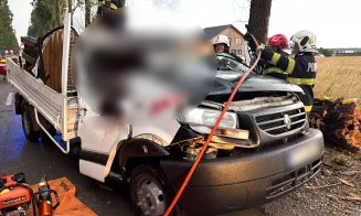 Bărbat ucis de un copac prăbușit peste mașina sa în timp ce se afla în mers / Locul din dreapta i-a fost fatal, șoferul a scăpat
