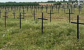 Peste 1.000 de morți  în cimitirul ”bunului samaritean”/ Pașca a pus inscripții pe un monument din cimitir în care spune cine i-a trimis ”clienții”