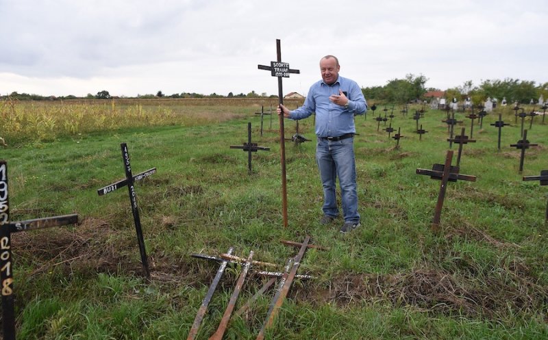 Peste 1.000 de morți  în cimitirul ”bunului samaritean”/ Pașca a pus inscripții pe un monument din cimitir în care spune cine i-a trimis ”clienții”