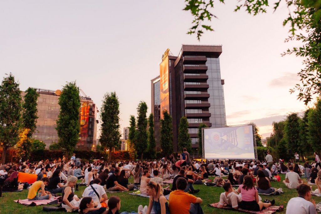 Movie Nights revine la Iulius Mall Cluj cu seri tematice în aer liber. Vineri, vino la film în pijamale!