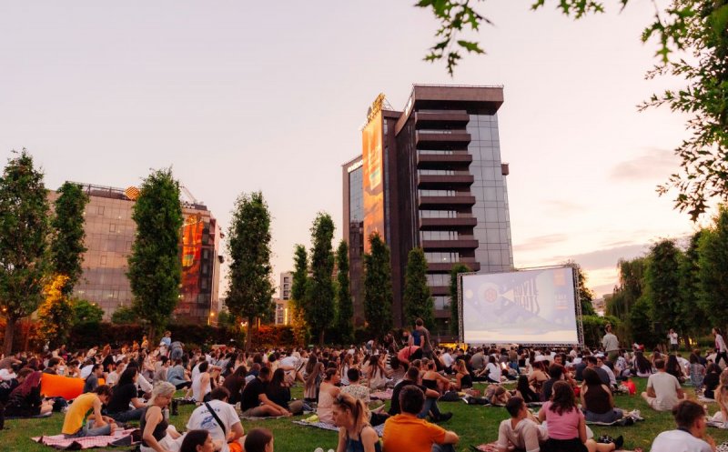 Movie Nights revine la Iulius Mall Cluj cu seri tematice în aer liber. Vineri, vino la film în pijamale!
