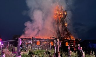 Incendiu violent la o biserică de lemn din Maramureș. Flăcările au cuprins și turla de 25 de metri / Cauza probabilă, un fulger