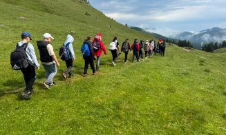 Cadru didactic lovit de trăznet în timp ce cobora cu un grup de 14 copii din Bugegi, de la Vârful Omu