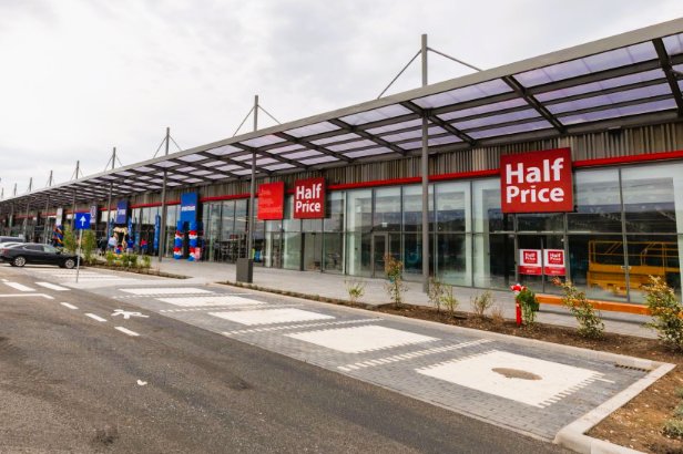 S-a deschis magazinul Half Price din cadrul URBANO Shopping & Living. Clujenii au stat la coadă să prindă ofertele