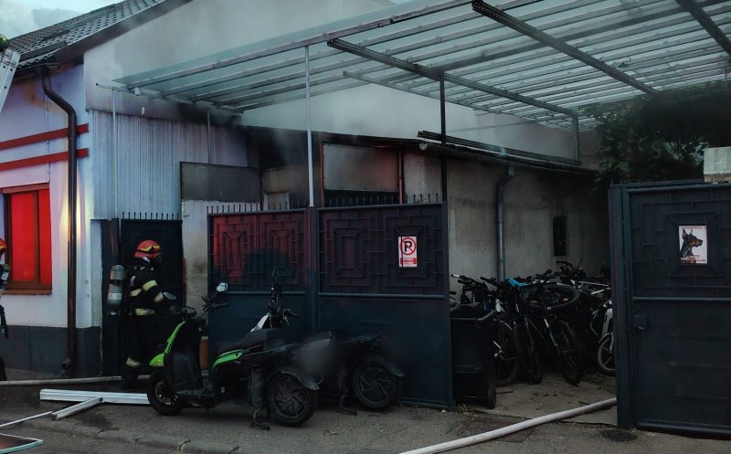 INCENDIU în Cluj-Napoca: Misiune grea a pompierilor duminică seara cu 5 autospeciale / Clienții dintr-un supermarket s-au autoevacuat