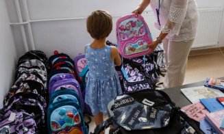 570 de elevi din familii cu venituri reduse din Cluj-Napoca primesc ghiozdane cu rechizite