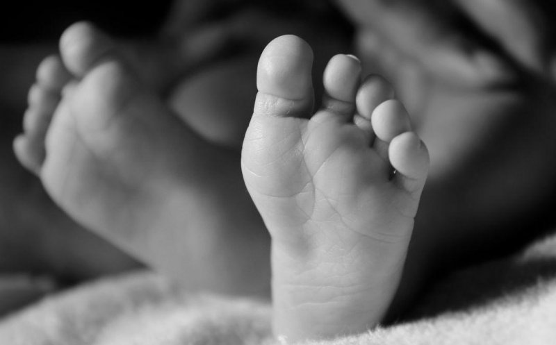 Copil declarat mort după ce a fost scos dintr-o piscină, dar găsit în viață la morgă, 5 ore mai târziu