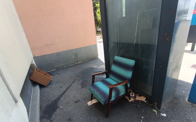 Unde mai pute în Cluj-Napoca: Au transformat aparatele de bilete CTP în toaletă cu ”șezlong” inclus