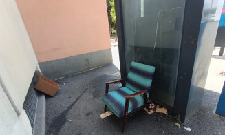 Unde mai pute Cluj-Napoca: Au transformat aparatele de bilete CTP în toaletă cu ”șezlong” inclus