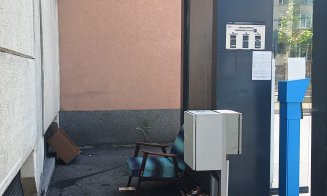 Au transformat aparatele de bilete CTP în toaletă cu ”șezlong” inclus