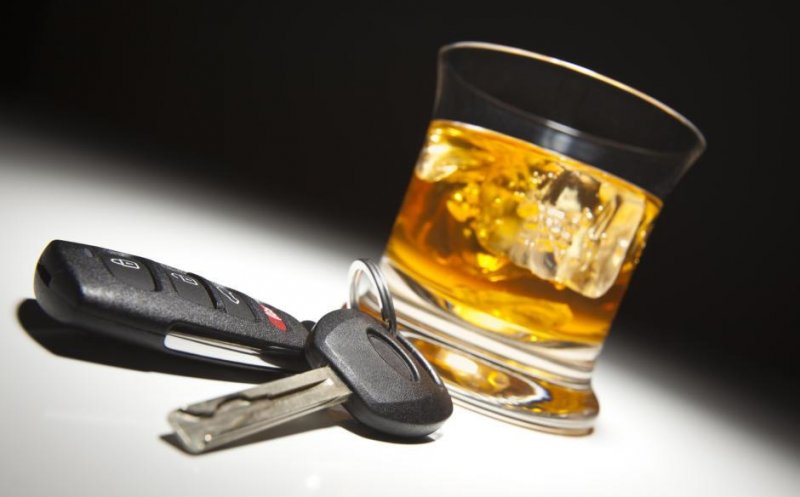 Beat la volan, a lovit un gard și o mașină. Șofer de 66 de ani din Cluj, reținut de polițiști