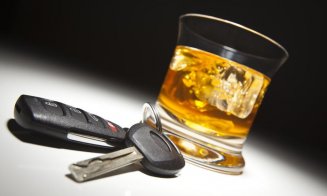 Beat la volan, a lovit un gard și o mașină. Șofer de 66 de ani din Cluj, reținut de polițiști
