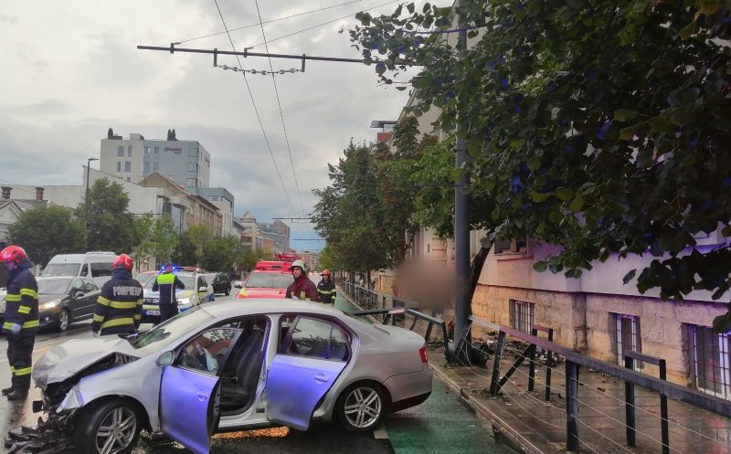 Ce transmit polițiștii clujeni despre accidentul produs în această dimineață / Coliziune cu un gard metalic și un arbore