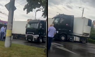 ”Nu vă recomand să așteptați tramvaiul azi...” / Accident la podul Calvaria, tramvai vs. TIR / Trafic BLOCAT cu zeci de troleibuze aliniate