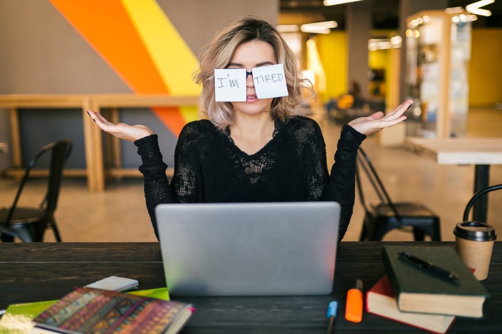 Burnout-ul parental la părinții tineri: ce spun studiile științifice și cum ajută terapia psihologică?