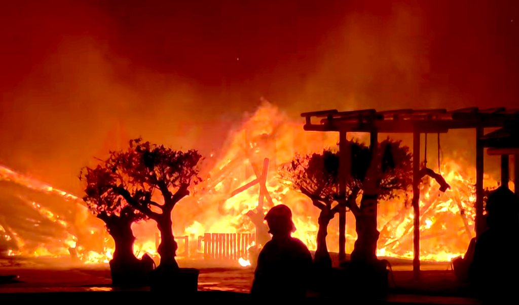 Incendiu puternic pe plaja din Mamaia. 2 baruri din zona cluburilor de lux s-au făcut scrum