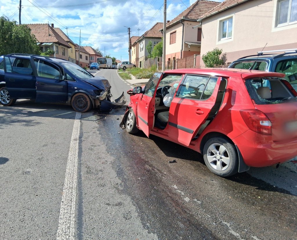 ACCIDENT pe un drum din Cluj: 4 victime transportate la spital, printre care un copil de 8 ani