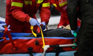 Un concurs de mâncat s-a terminat cu pumni și picioare în centrul Clujului: un tânăr a rămas inert pe asfalt după bătaia primită de la colegi