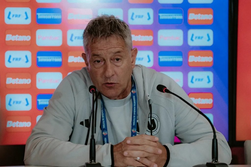 Antrenorul Cristiano Bergodi și portarul Neofytos Michael în timpul meciului Antrenorul Cristiano Bergodi și portarul Neofytos Michael în timpul meciului