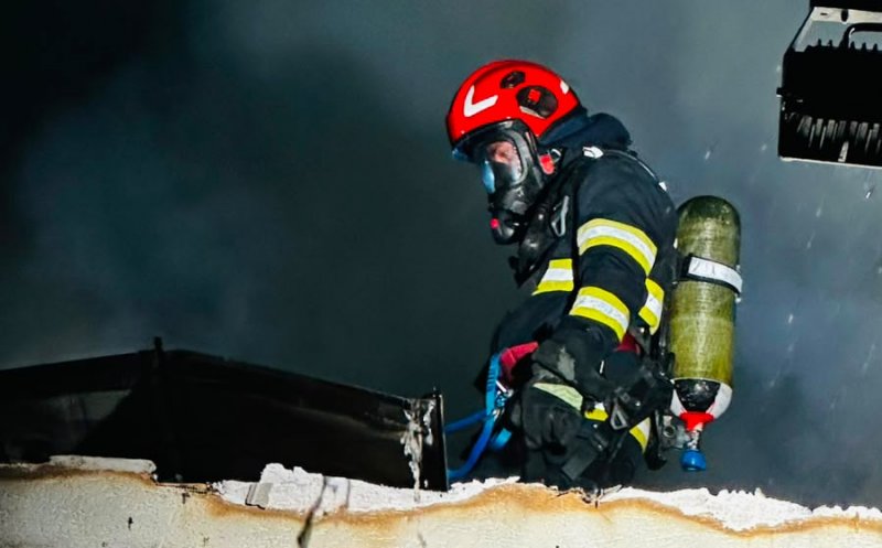 8 ore s-au chinuit pompierii să stingă incendiul izbucnit la școala din Cluj / Marea provocare, alimentarea cu energie electrică a clădirii din surse diferite