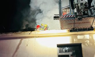 8 ore s-au chinuit pompierii să stingă incendiul izbucnit la școala din Iara / Marea provocare, alimentarea cu energie electrică a clădirii din surse 