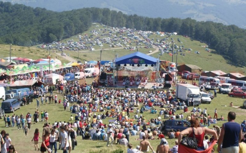 Spectacol folcloric tradițional pe Muntele Găina, artiști și dansatori în costume populare Spectacol folcloric tradițional pe Muntele Găina, artiști și dansatori în costume populare