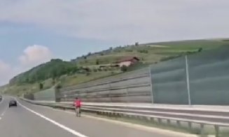 Imagini care i-au lăsat mască pe șoferi: un biciclist circula nestingherit pe Autostrada A3, în Cluj