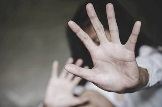 Minoră de 16 ani amenințată cu acte de violență de fostul iubit. Degeaba avea individul din Apahida ordin de protecție și monitorizare electronică