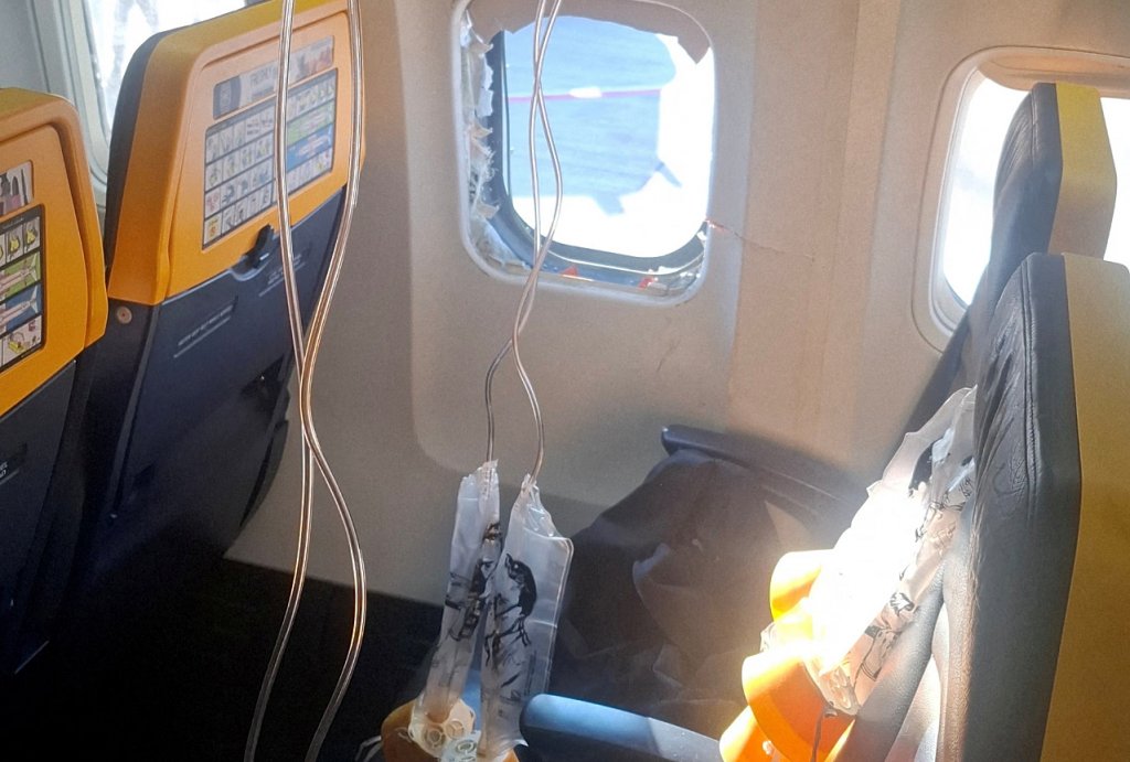 Ryanair, declarație oficială după ce un pasager a fost parțial aspirat printr-un geam spart: ”Avioanele noastre sunt sigure”