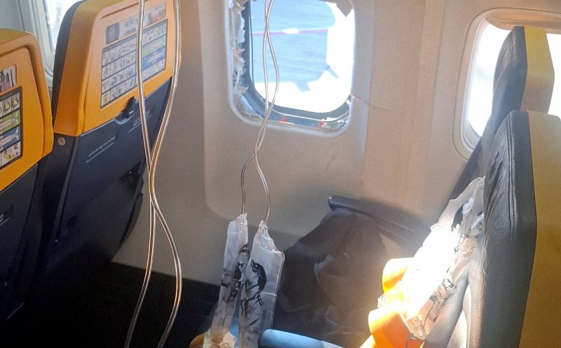 Ryanair, declarație oficială după ce un pasager a fost parțial aspirat printr-un geam spart: ”Avioanele noastre sunt sigure”