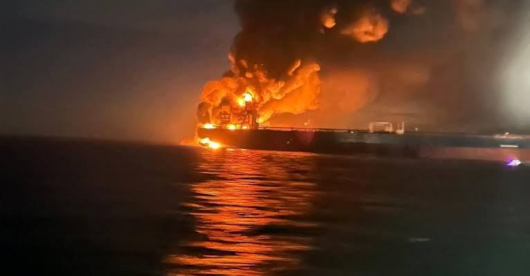 Președintele României, despre petrolierul în flăcări din Marea Neagră: 'Cel mai probabil, parte a războiului Rusiei împotriva Ucrainei'