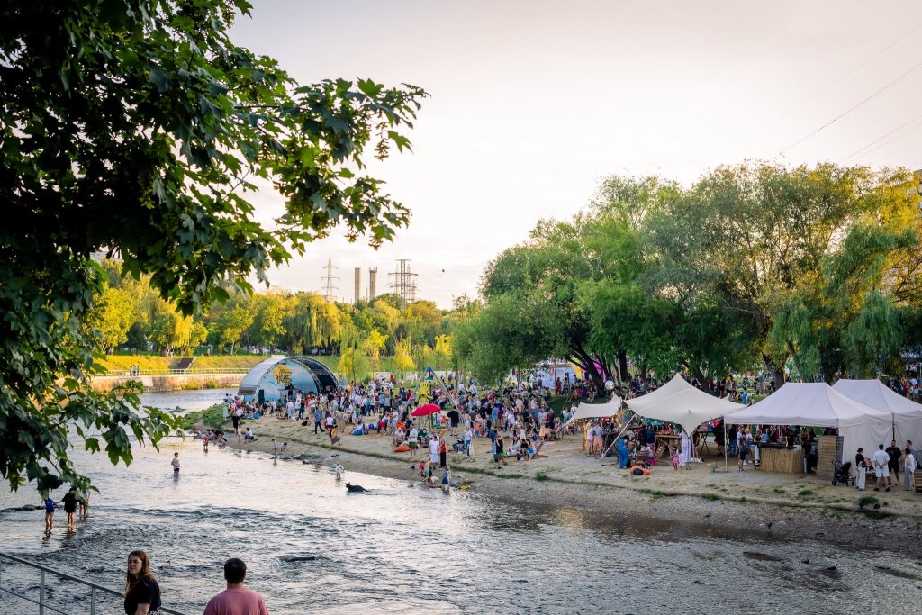 Pe malul Someșului în Cluj, ca pe plajă la mare. Programul Vamos a la Playa 2026