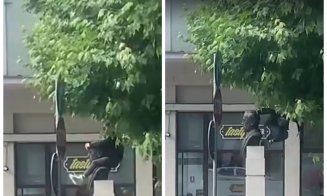 Imagini incredibile în centrul Clujului: un tânăr a fost filmat în timp ce „călărește” o statuie din Piața Lucian Blaga. Polițiștii l-au prins