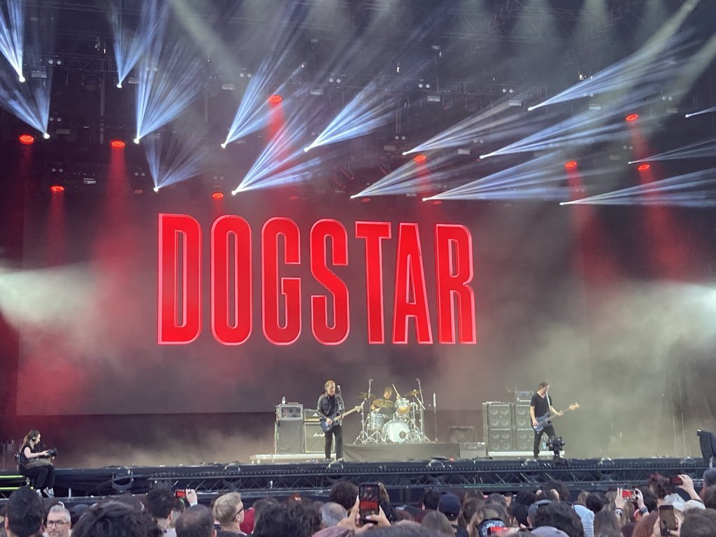 Cei de la Dogstar, formația în care cântă și actorul Keanu Reeves, după concertul de la Cluj: „Viețile noastre s-au schimbat pentru totdeauna în România”